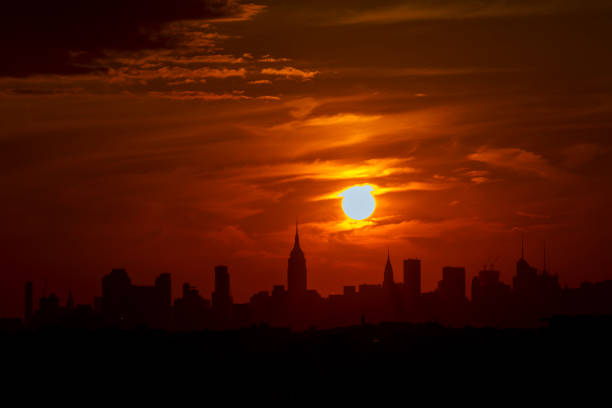 vista de manhattan en nueva york desde el empire state building - manhattan dusk new york state sunrise fotografías e imágenes de stock