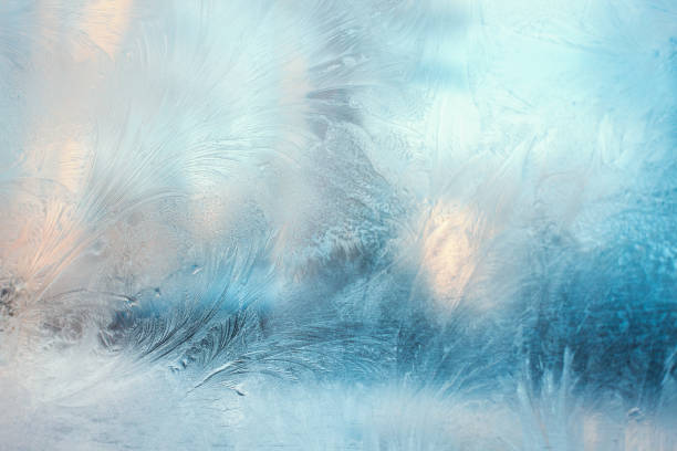 modèle gel coloré sur la fenêtre - givre eau glacée photos et images de collection