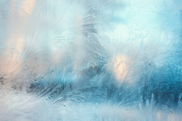 красочный морозный узор на окне - ice стоковые фото и изображения