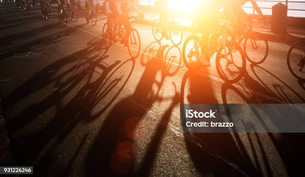 Photo libre de droit de Ombres De Cyclistes À Laube banque d'images et plus d'images libres de droit de Faire du vélo - Faire du vélo, Vélo, Groupe de personnes