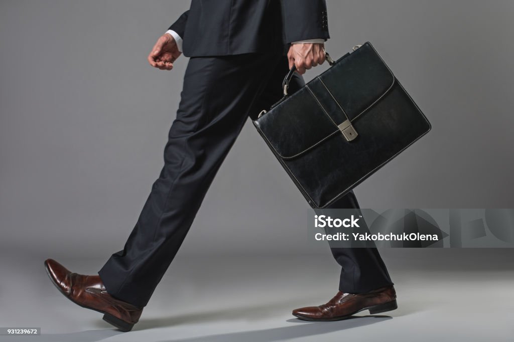 Joven empresario con un maletín - Foto de stock de Maletín libre de derechos