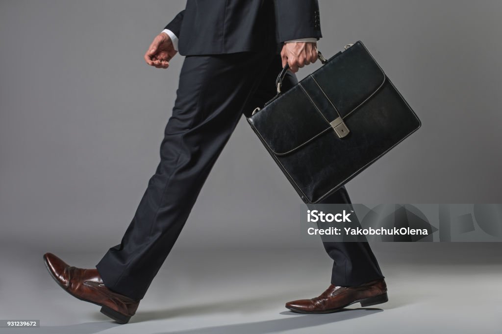 Jeune homme d’affaires va avec une mallette - Photo de Porte-documents libre de droits