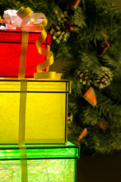 светящийся рожденственский представляет - рожденственский подарок стоковые фото и изображения