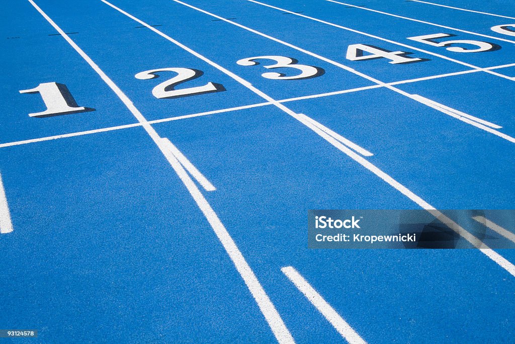 Blu pista linea di partenza - Foto stock royalty-free di Atletica leggera