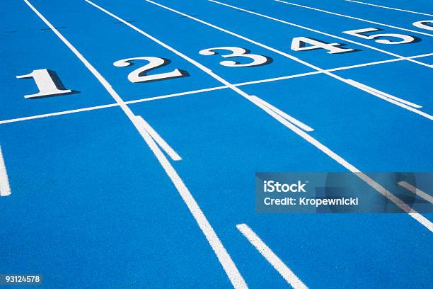 Blu Pista Linea Di Partenza - Fotografie stock e altre immagini di Atletica leggera - Atletica leggera, Blu, Aspirazione