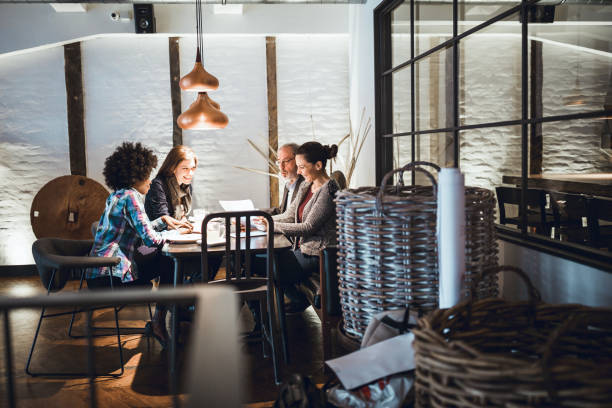 istock Businesspeople sitting in restaurant and having meeting 931250192