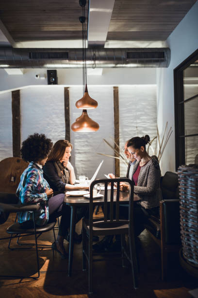 istock Businesspeople sitting in restaurant and having meeting 931250320