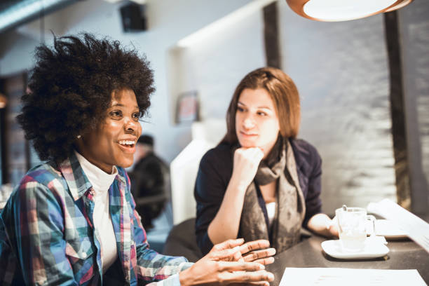 istock Businesspeople sitting in restaurant and having meeting 931250406