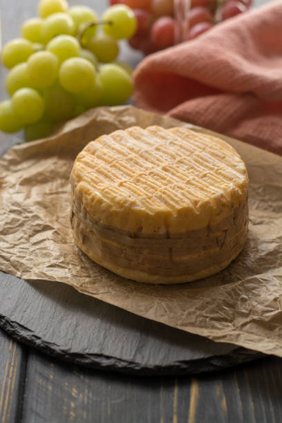 verkostung der ältesten französischen aoc weichen pudgent gewickelt gelben käse livarot aus der normandie, französischer käse - colonel stock-fotos und bilder