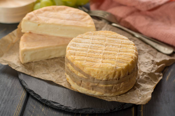 degustación de más viejo francés aoc pudgent suave amarillo queso livarot y munster, francés queso - munster fotografías e imágenes de stock
