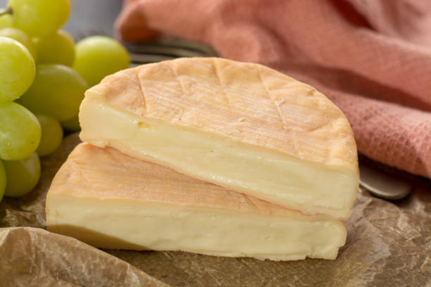 francés suave fuerte que huele a queso munster de alsacia - munster fotografías e imágenes de stock