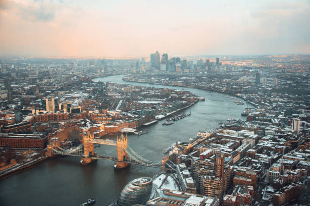 au-dessus de londres - london england aerial view skyscraper mid air photos et images de collection