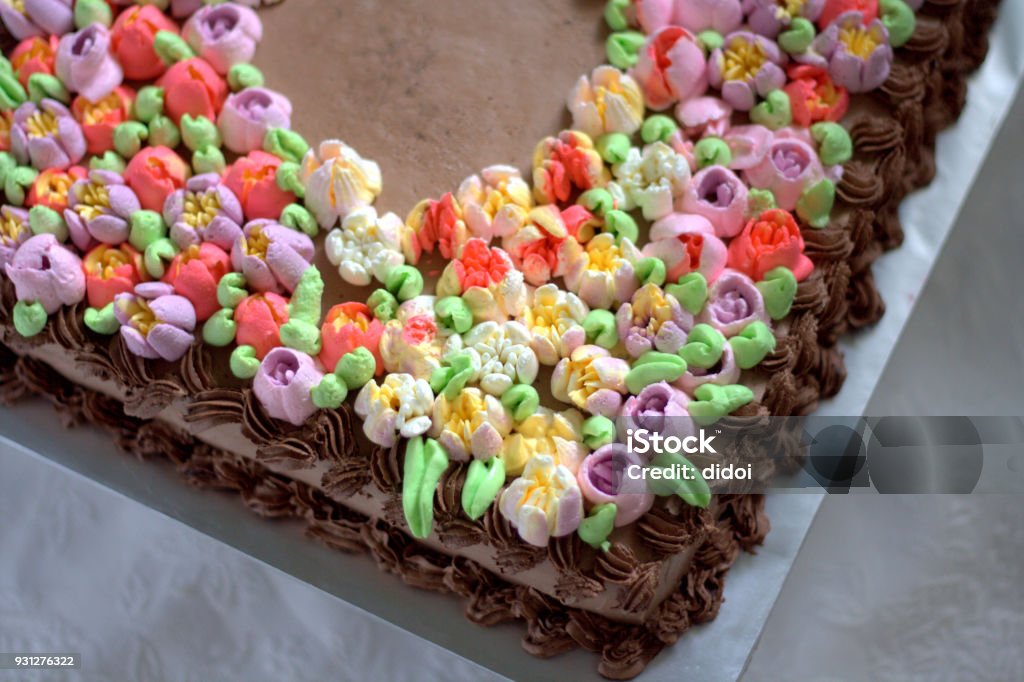 Foto de Bolo Quadrado Com Flor Buttercream e mais fotos de stock