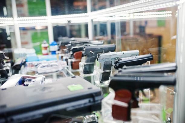 diverse pistole e revolver sugli scaffali immagazzinano armi sul centro commerciale. - gun laws foto e immagini stock