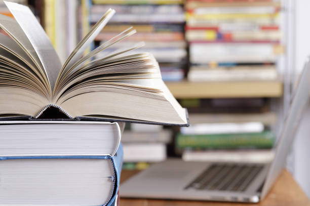 Pile de livres et l’ordinateur à la bibliothèque - Photo