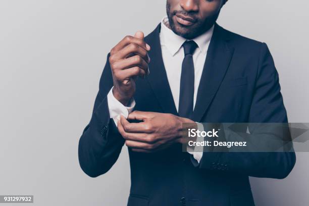 Retrato De Media Cara Recortada De Moda Atractivo Impresionante Hombre En Esmoquin Negro Con Lazo De Abrochar El Botón En Los Puños De La Manga De Su Camisa Blanca Aislado En Fondo Gris Foto de stock y más banco de imágenes de Hombres