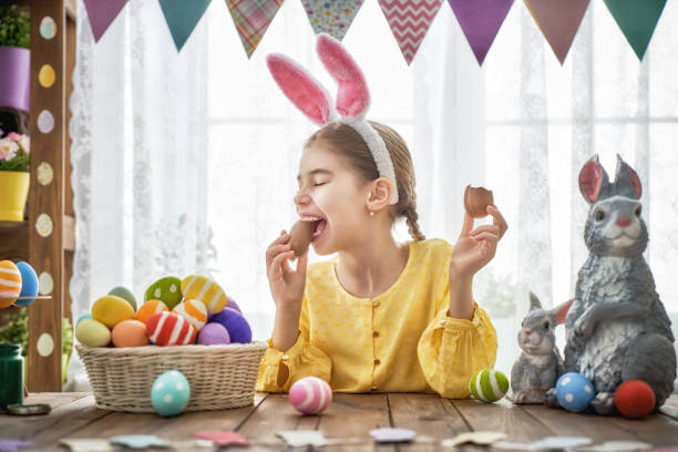 kind isst schokoladeneier - easter easter egg child chocolate stock-fotos und bilder