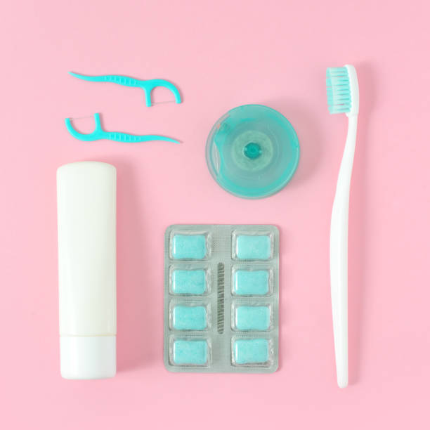 zahnbürsten, zahnpasta, spülen und kaugummi setzen auf rosa hintergrund. zahnmedizinische und medizinische konzept. kostenloses exemplar raum. - toothbrush pink turquoise blue stock-fotos und bilder