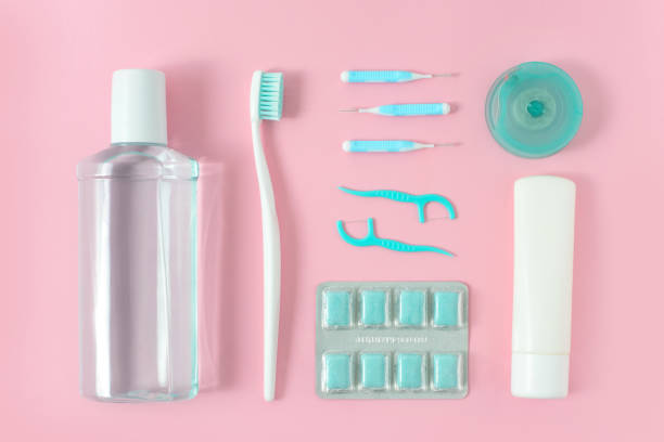 歯ブラシ、歯磨き粉、リンス、ガムは、ピンク色の背景に設定します。歯科医療コンセプト。無料コピー スペース。 - floss toothpick ストックフォトと画像