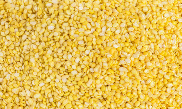 un pile mung dal o moong dal un sacco di con spazio di copia per il testo. concept food per la salute. ingrediente alimentare essiccato mung dahl. - hulled foto e immagini stock