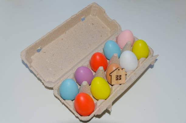пасхальные окрашенны�е яйца и деревянная игрушка дома, фон - pasch стоковые фото и изображения
