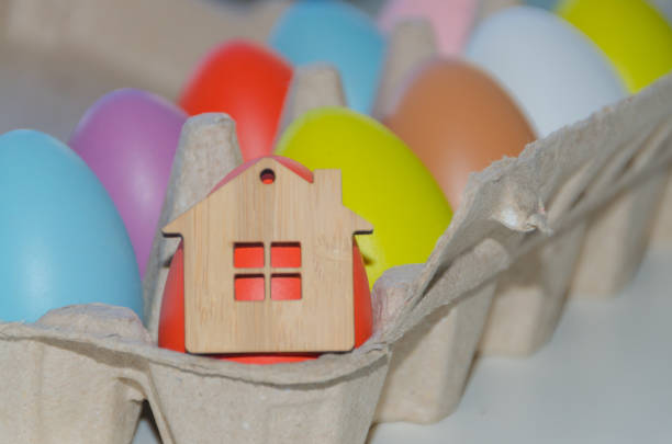páscoa pintado ovos e brinquedos de madeira da casa, plano de fundo - pasch - fotografias e filmes do acervo