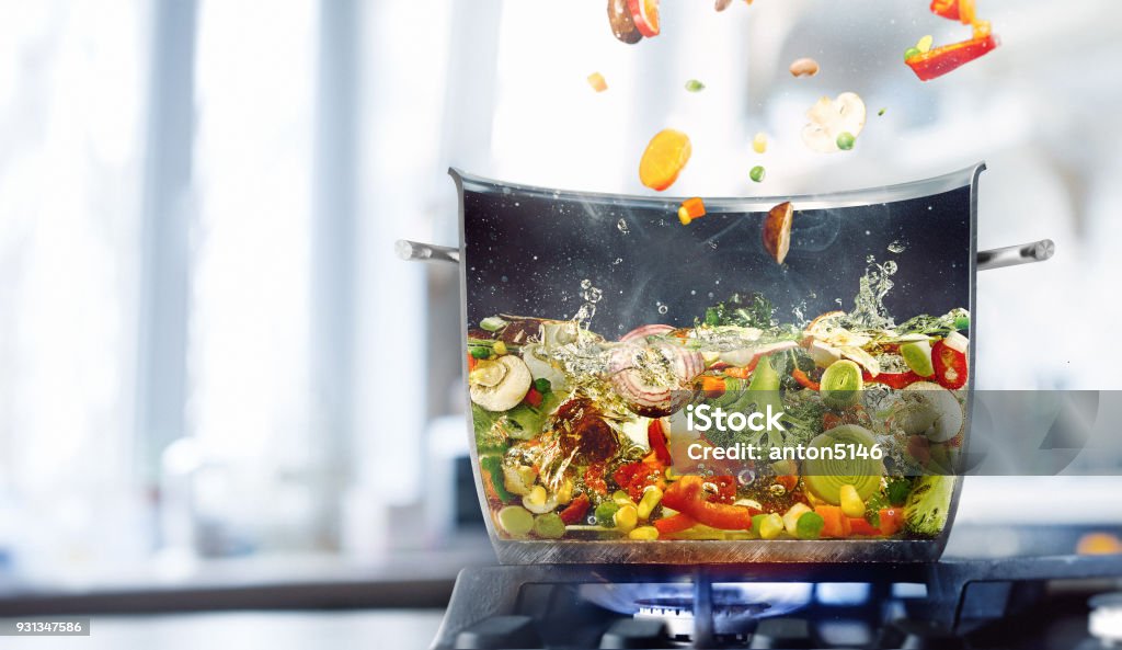 Groentebouillon in een helft van pan - Royalty-free Pan - Keukengereedschap Stockfoto