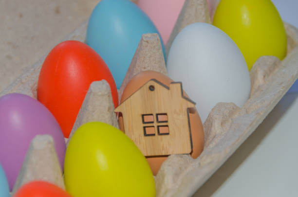 páscoa pintado ovos e brinquedos de madeira da casa, plano de fundo - pasch - fotografias e filmes do acervo