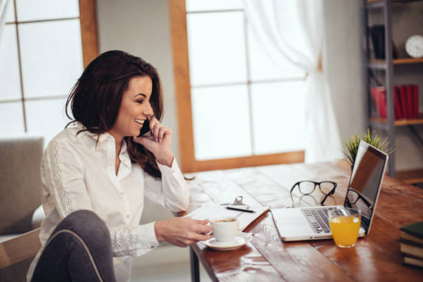 istock Bussines woman calling on phone 931356758