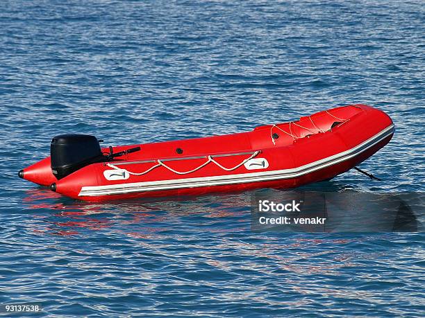救命ボート - ゴムボートのストックフォトや画像を多数ご用意 - ゴムボート, 赤, カラー画像