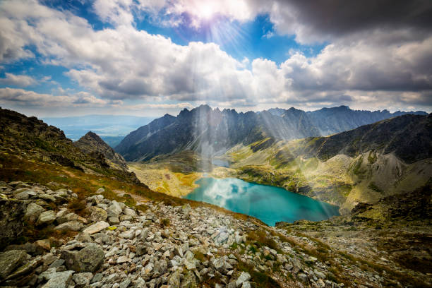 grand étang de hinczowy dans les hautes tatras, slovaquie - monts de tatra photos et images de collection