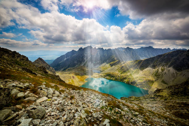 grande lago hinczowy em montanhas tatras altas, eslováquia - carpathian mountain range - fotografias e filmes do acervo