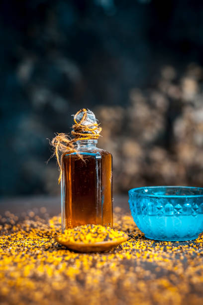 close-up de ingredientes para a pele mais suave e boa e grossa e cabelo comprido é o óleo de coco, sementes de mostarda e óleo de sementes de mostardas. - óleo de cozinha - fotografias e filmes do acervo