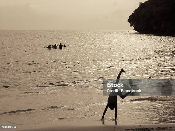 Figura Attiva Sulla Spiaggia - Fotografie stock e altre immagini di Acqua - Acqua, Albero, Ambientazione tranquilla