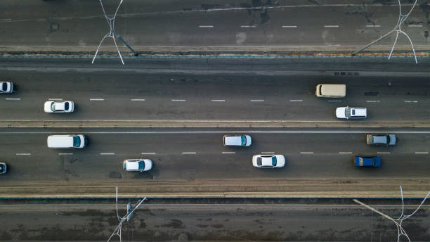 kiev, ucrania. - febrero 02,2018: vista aérea de tráfico automóvil de muchos coches, concepto de transporte - asphalt high angle view street traffic fotografías e imágenes de stock