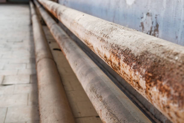 tubo di fabbrica arrugginito - water pipe rusty dirty equipment foto e immagini stock