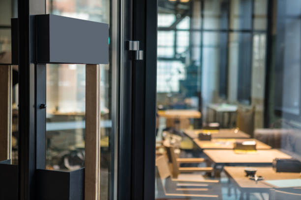 istock Restaurant door handle with pull sign on glass doors 931390650