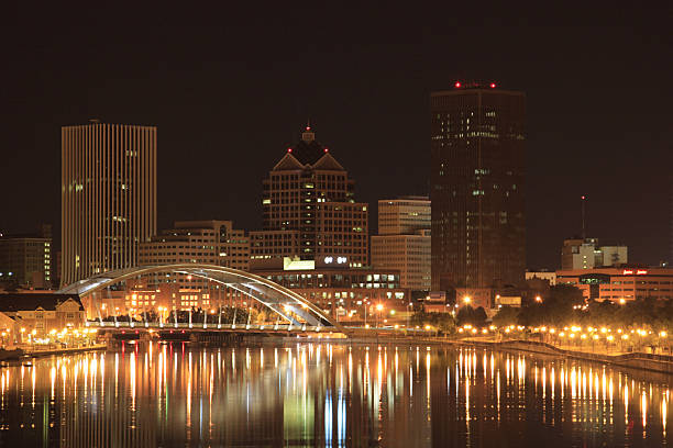 escena nocturna de la ciudad de rochester - rochester estado de nueva york fotografías e imágenes de stock