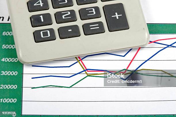 Foto de Gráficos Financeiros e mais fotos de stock de Analista financeiro - Analista financeiro, Calculadora, Comércio - Ocupação