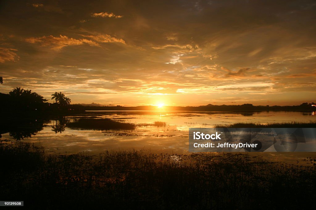 湖の夕日 - まぶしいのロイヤリティフリーストックフォト