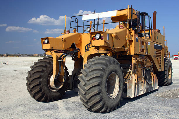 fora da highway trator - caterpillar truck - fotografias e filmes do acervo