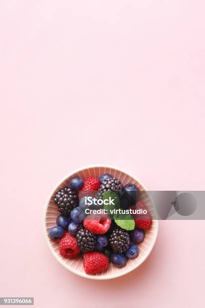 Photo libre de droit de Bol De Fruits De Baies Sur Un Fond Pastel Vue De Dessus Espace Copie banque d'images et plus d'images libres de droit de Baie - Partie d'une plante