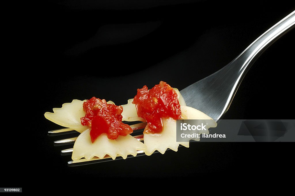 Macarrão e tomate italiano - Foto de stock de Fundo preto royalty-free