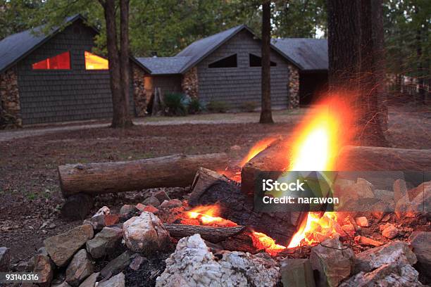 Photo libre de droit de Feu De Camp banque d'images et plus d'images libres de droit de Maison forestière - Maison forestière, Feu de camp, Bois