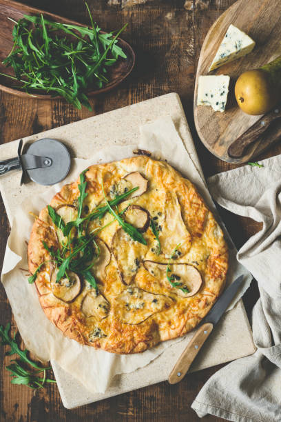 istock Pear and blue cheese pizza, quatro formaggi pizza 931403434
