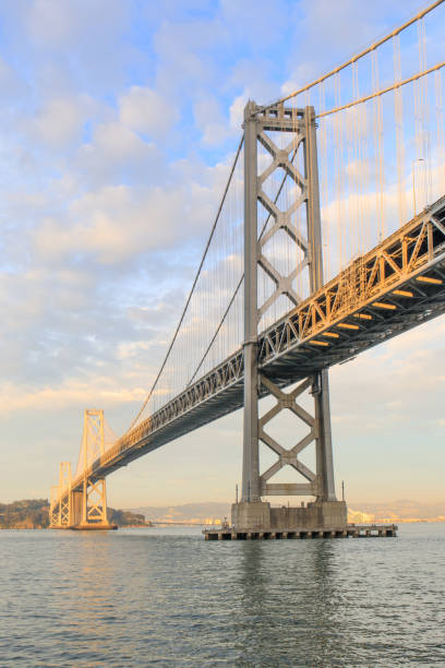 lichter und schatten auf der bay bridge. - san francisco county embarcadero center bay bridge built structure stock-fotos und bilder