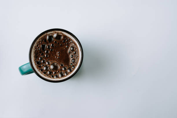 café noir dans la tasse de l’émail. vue de dessus. - old fashioned horizontal black coffee cup photos et images de collection