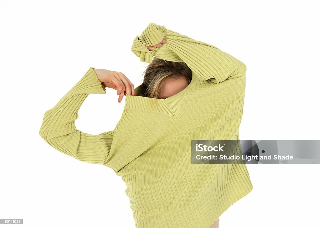 Chica divertida despega una green Jersey - Foto de stock de Vestirse libre de derechos