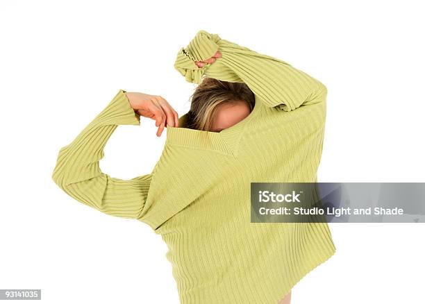 Chica Divertida Despega Una Green Jersey Foto de stock y más banco de imágenes de Vestirse - Vestirse, Jersey - Top, Desnudarse