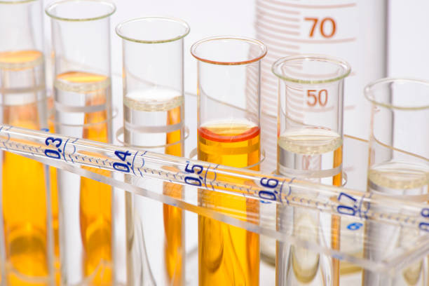 esperimento in laboratorio chimico con liquido per l'analisi - doping test foto e immagini stock